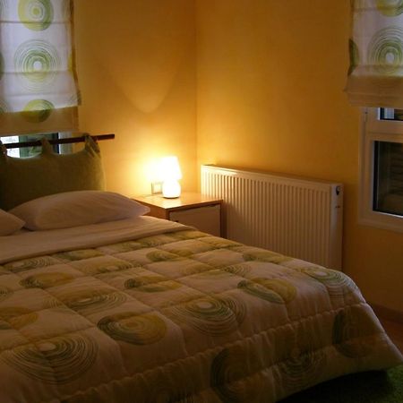 Room "Honeybee" In A Neoclassical House Касторія Екстер'єр фото
