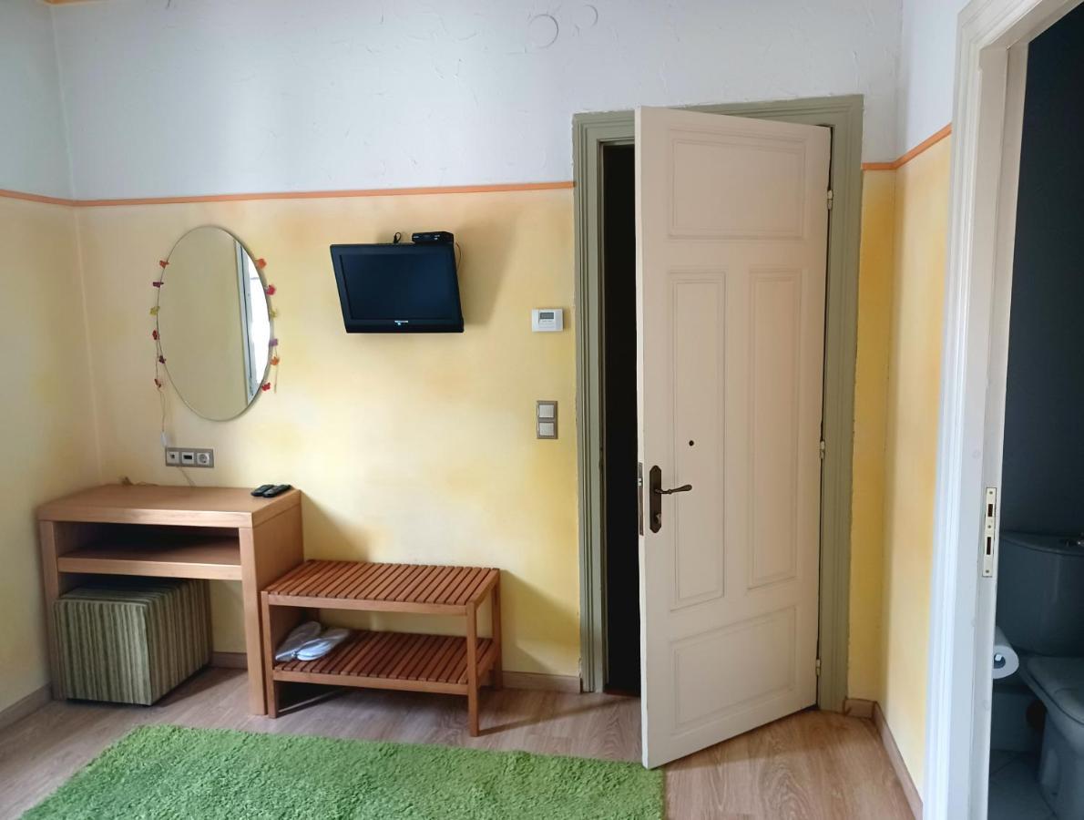 Room "Honeybee" In A Neoclassical House Касторія Екстер'єр фото