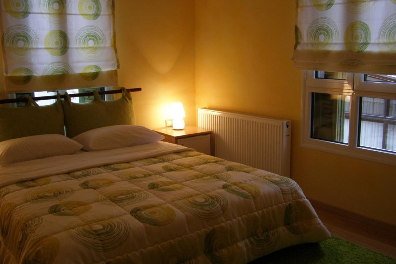 Room "Honeybee" In A Neoclassical House Касторія Екстер'єр фото