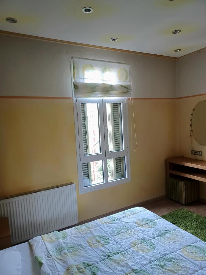 Room "Honeybee" In A Neoclassical House Касторія Екстер'єр фото