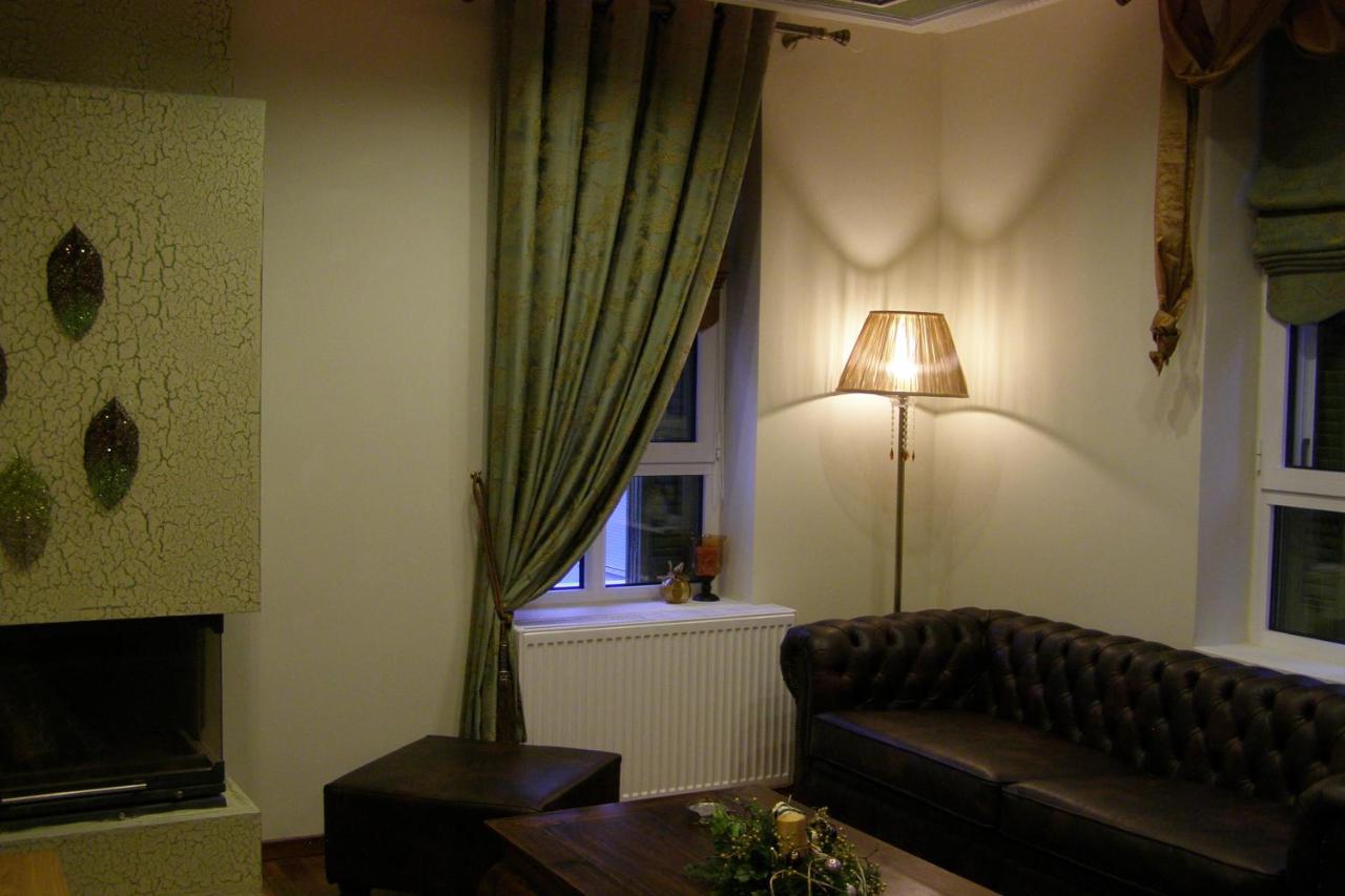 Room "Honeybee" In A Neoclassical House Касторія Екстер'єр фото